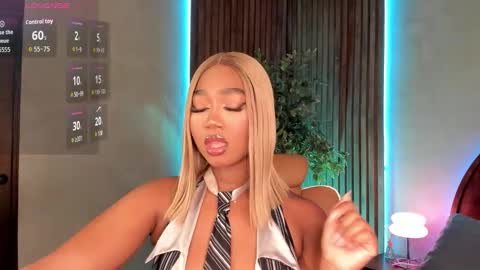 Snapshot of alisoon_moon chatting on 11/20/25, 11:15 Alison Moon online show from 11/20/25, 11:15