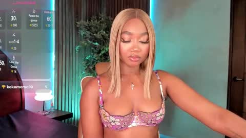 Snapshot of alisoon_moon chatting on 11/22/25, 01:59 Alison Moon online show from 11/22/25, 01:59