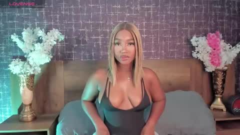 Snapshot of alisoon_moon chatting on 11/27/25, 08:22 Alison Moon online show from 11/27/25, 08:22