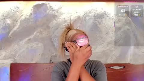 Snapshot of alisoon_moon chatting on 12/16/25, 10:04 Alison Moon online show from 12/16/25, 10:04