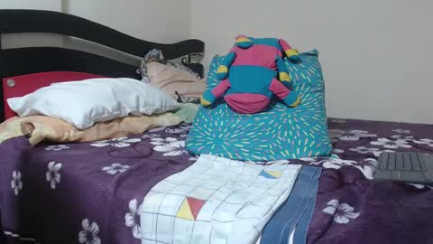 Snapshot of alisse27 chatting on 12/19/24, 05:51 allise online show from 12/19/24, 05:51