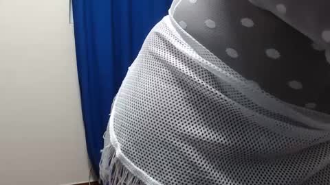 Snapshot of alisse27 chatting on 09/24/25, 01:31 allise online show from 09/24/25, 01:31