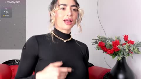 Alisson Domit  online show from 12/06/24, 01:00