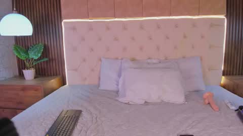 Snapshot of alissonharper19 chatting on 10/22/25, 01:33 alison online show from 10/22/25, 01:33