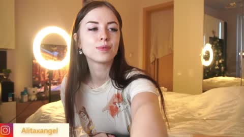 Snapshot of alitaangel_ chatting on 01/05/25, 11:04 A L I T A online show from 01/05/25, 11:04