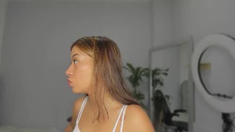 alix_18 online show from 09/19/25, 11:11