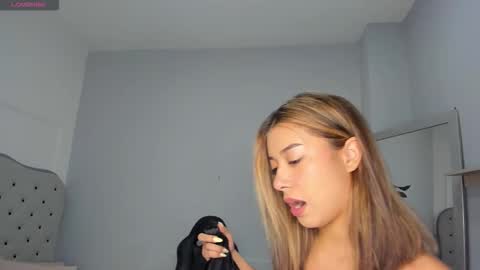 alix_18 online show from 10/08/25, 11:19