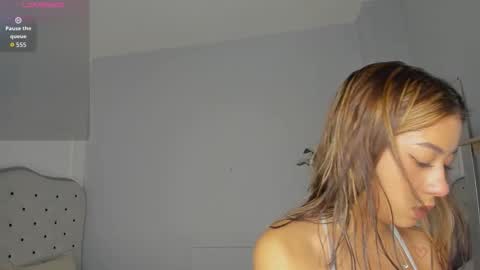 alix_18 online show from 10/22/25, 11:32