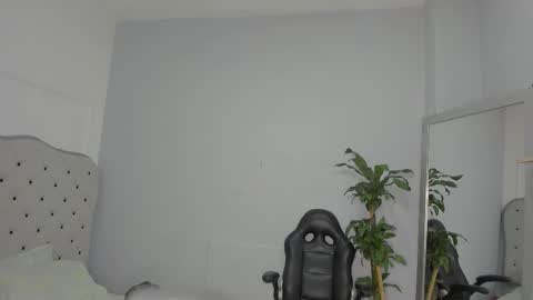 alix_18 online show from 10/23/25, 11:20