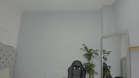 alix_18 online show from 10/26/25, 11:38