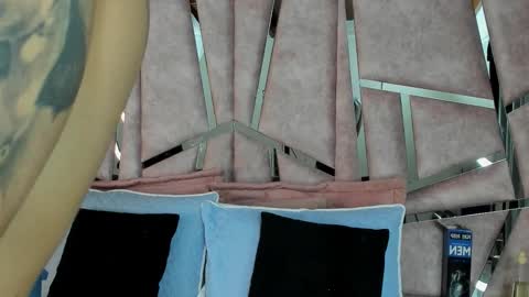 Snapshot of alixmartin1 chatting on 10/18/25, 09:37 alix online show from 10/18/25, 09:37