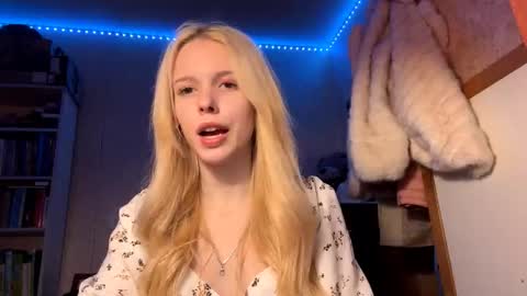 Snapshot of allegralenherr chatting on 12/05/25, 05:42 Lina online show from 12/05/25, 05:42