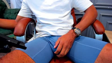 Snapshot of allessandrosantos chatting on 12/16/24, 08:48                                 Help me reach 100 likes online show from 12/16/24, 08:48