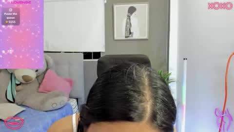 Snapshot of allison_18_ chatting on 12/17/25, 04:18 Nana online show from 12/17/25, 04:18