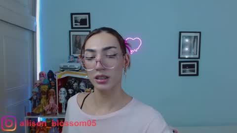 Snapshot of allisonblossom chatting on 02/22/25, 01:44 online show from 02/22/25, 01:44