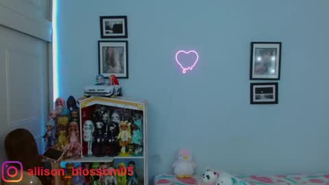 Snapshot of allisonblossom chatting on 02/26/25, 11:04 online show from 02/26/25, 11:04