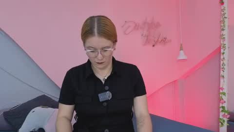 Snapshot of allisonroberts_ chatting on 04/17/26, 11:24 Alli online show from 04/17/26, 11:24