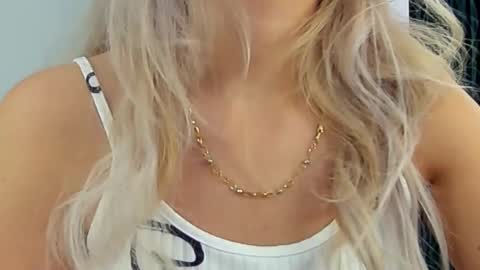 Snapshot of allisonsweetie chatting on 10/27/25, 09:24 AllisonSweetie online show from 10/27/25, 09:24