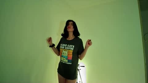 Snapshot of allisson_rose chatting on 09/20/25, 05:19 Alli online show from 09/20/25, 05:19