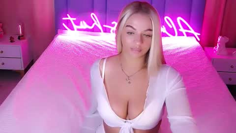 Snapshot of allwayshottt chatting on 10/31/25, 02:23 AlwaysHot online show from 10/31/25, 02:23