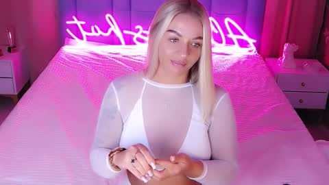 Snapshot of allwayshottt chatting on 11/03/25, 02:13 AlwaysHot online show from 11/03/25, 02:13