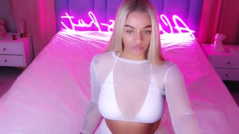 Snapshot of allwayshottt chatting on 11/04/25, 02:10 AlwaysHot online show from 11/04/25, 02:10