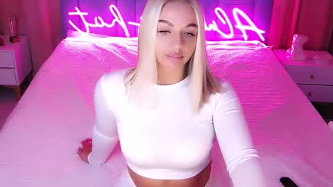 Snapshot of allwayshottt chatting on 11/05/25, 02:11 AlwaysHot online show from 11/05/25, 02:11