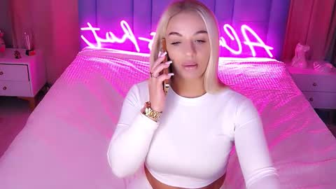 Snapshot of allwayshottt chatting on 11/21/25, 02:32 AlwaysHot online show from 11/21/25, 02:32