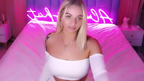 Snapshot of allwayshottt chatting on 11/25/25, 02:44 AlwaysHot online show from 11/25/25, 02:44