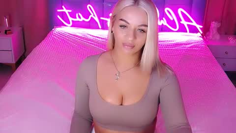 Snapshot of allwayshottt chatting on 12/03/25, 02:19 AlwaysHot online show from 12/03/25, 02:19