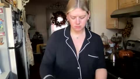 Snapshot of allyanalangel chatting on 10/28/25, 05:59 allyanalangel online show from 10/28/25, 05:59