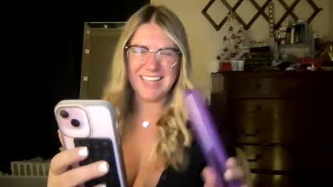 Snapshot of allyanalangel chatting on 12/15/25, 11:09 allyanalangel online show from 12/15/25, 11:09