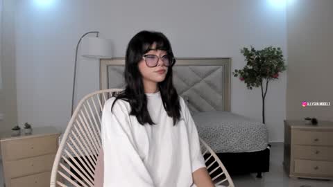 Allyson 3 online show from 01/26/25, 05:55