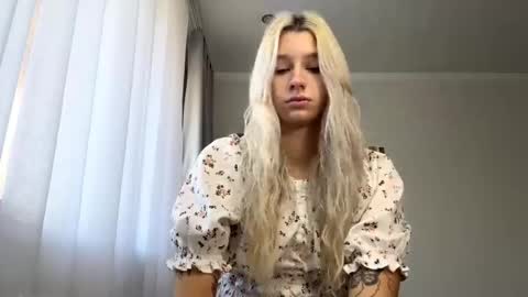 Snapshot of almetazorc chatting on 09/15/25, 08:14 Arina online show from 09/15/25, 08:14