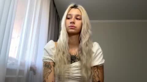 Snapshot of almetazorc chatting on 09/22/25, 07:10 Arina online show from 09/22/25, 07:10