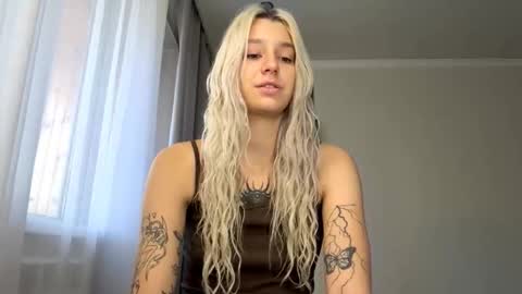 Snapshot of almetazorc chatting on 09/23/25, 07:44 Arina online show from 09/23/25, 07:44