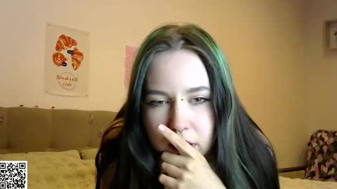 Snapshot of almmilk chatting on 09/18/25, 03:47 Lina online show from 09/18/25, 03:47