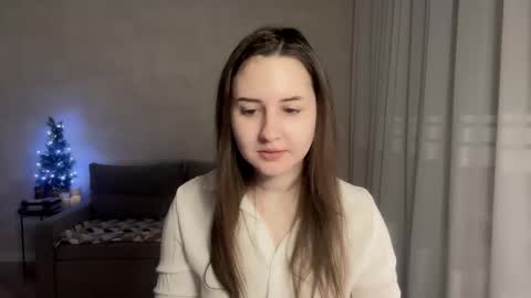 Snapshot of almostinnocent_ chatting on 12/14/25, 09:19 Anna online show from 12/14/25, 09:19