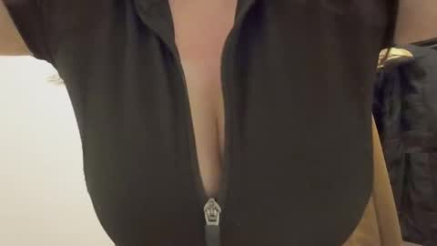 Snapshot of aloha_catita chatting on 10/24/25, 11:45 Aloha Catita online show from 10/24/25, 11:45