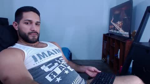 Snapshot of alonxoo chatting on 01/25/25, 01:10 alonxoo online show from 01/25/25, 01:10