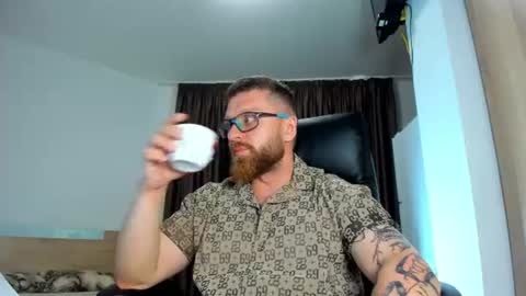 Alphaalexxx Lets reach Me 100 thumbs up online show from 06/18/26, 04:33