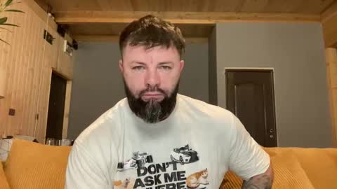 Snapshot of alphasparks chatting on 11/30/25, 03:54 Jhonny online show from 11/30/25, 03:54