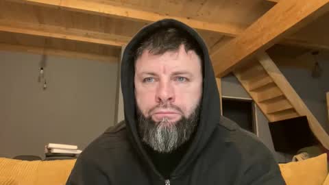 Snapshot of alphasparks chatting on 12/15/25, 03:44 Jhonny online show from 12/15/25, 03:44