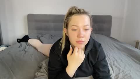 Snapshot of alyrasun chatting on 03/18/26, 06:27 Al online show from 03/18/26, 06:27