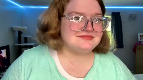 Snapshot of alyssa6960545 chatting on 09/22/25, 02:52 Lily online show from 09/22/25, 02:52