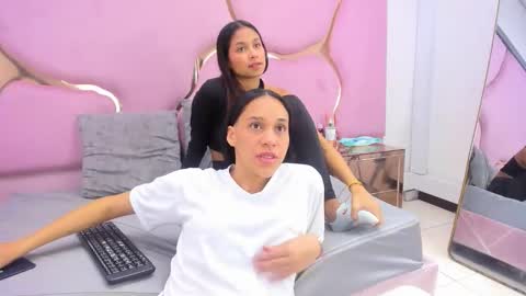 Snapshot of amaia_sophia chatting on 10/19/25, 07:47 Amia y Sofia online show from 10/19/25, 07:47