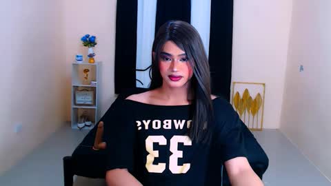 Snapshot of amandathefoxts chatting on 10/25/25, 05:40 Cassandra online show from 10/25/25, 05:40