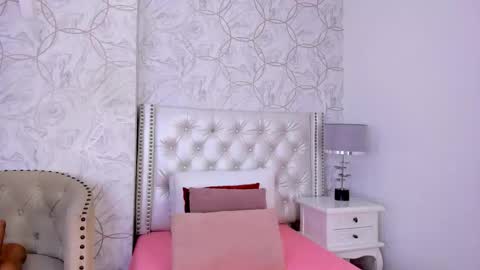 Snapshot of amara_rousse chatting on 11/20/25, 11:32 amara_rousse online show from 11/20/25, 11:32