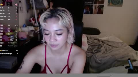Snapshot of amateuroras chatting on 12/26/24, 12:25 leash online show from 12/26/24, 12:25