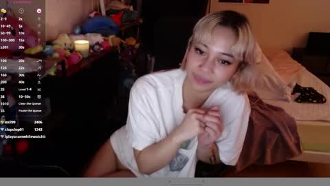 Snapshot of amateuroras chatting on 01/12/25, 10:02 leash online show from 01/12/25, 10:02